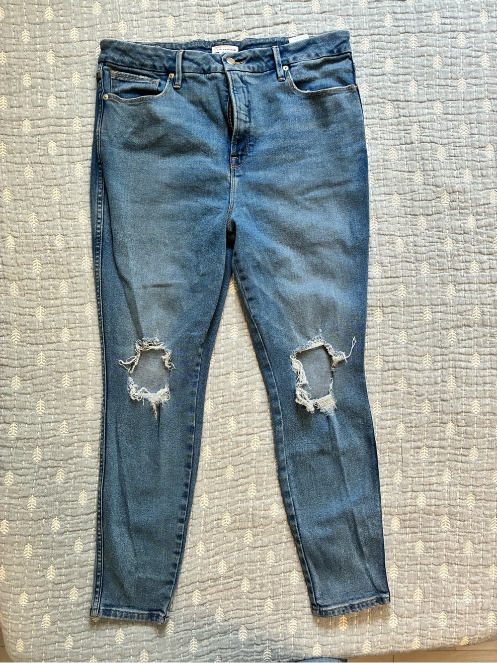 Good American Distressed Skinny Jeans in Blue Wash